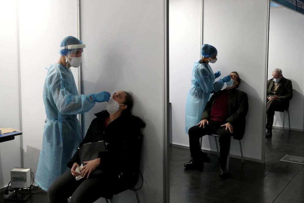 关于新冠病毒Omicron变异株起源的三大理论