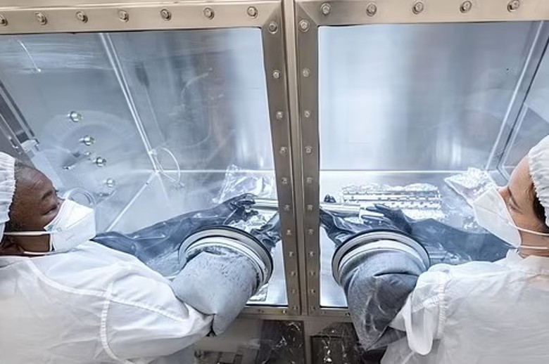 NASA开封1972年阿波罗17号由月球采回的土壤样本 为3年后重登月球铺路