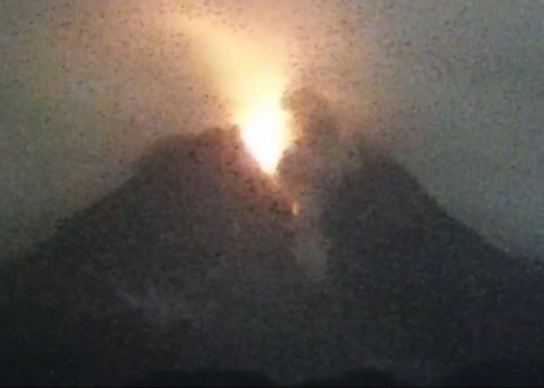 印尼爪哇岛最活跃的默拉皮火山爆发 大量火山灰喷出