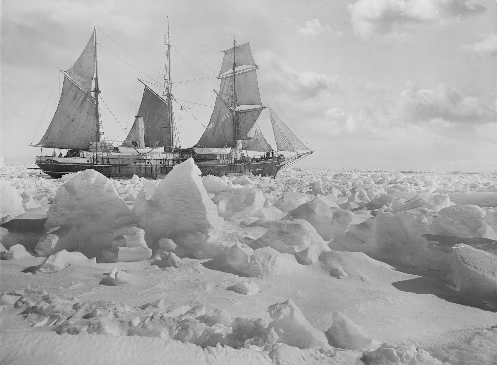 1915年2月14和15日，纵使船员努力想解救困在冰中的坚忍号，但这艘船还是难逃卡在冰中的命运。 「「冰得到的东西就只能留在冰里。」沙克尔顿曾这么说。在导致坚忍