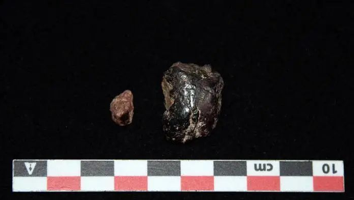 遗址中发现的小块赤铁矿