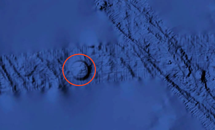 Scott Waring称浏览Google Earth时在秘鲁纳斯卡海岸发现沉没的外星人UFO