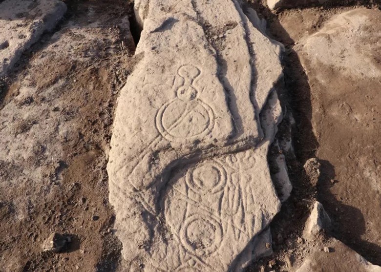 英国阿伯莱姆诺农田发现罕见神秘石刻 或是1500年前土著皮克特人遗物