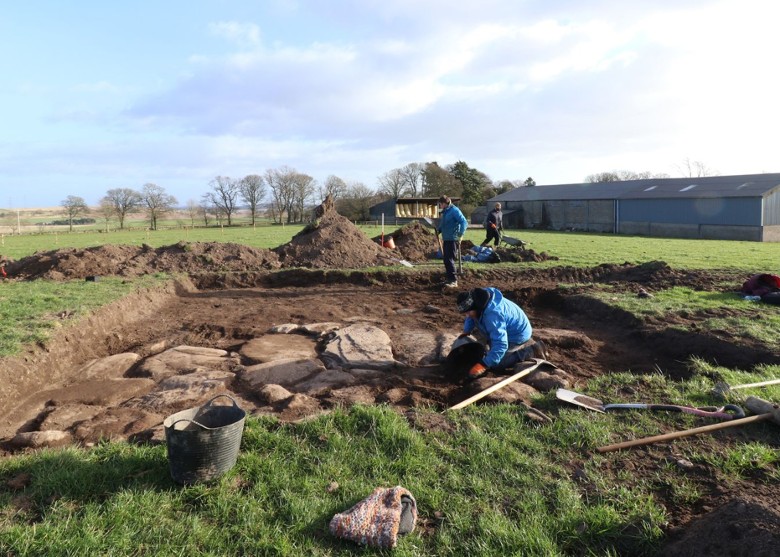 英国阿伯莱姆诺农田发现罕见神秘石刻 或是1500年前土著皮克特人遗物