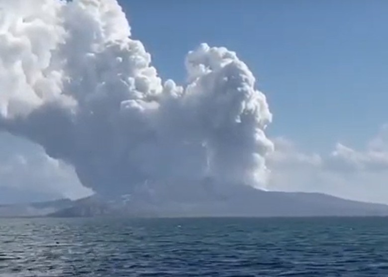 菲律宾八打雁省的塔阿尔火山爆发 火山灰冲上半空1.5公里