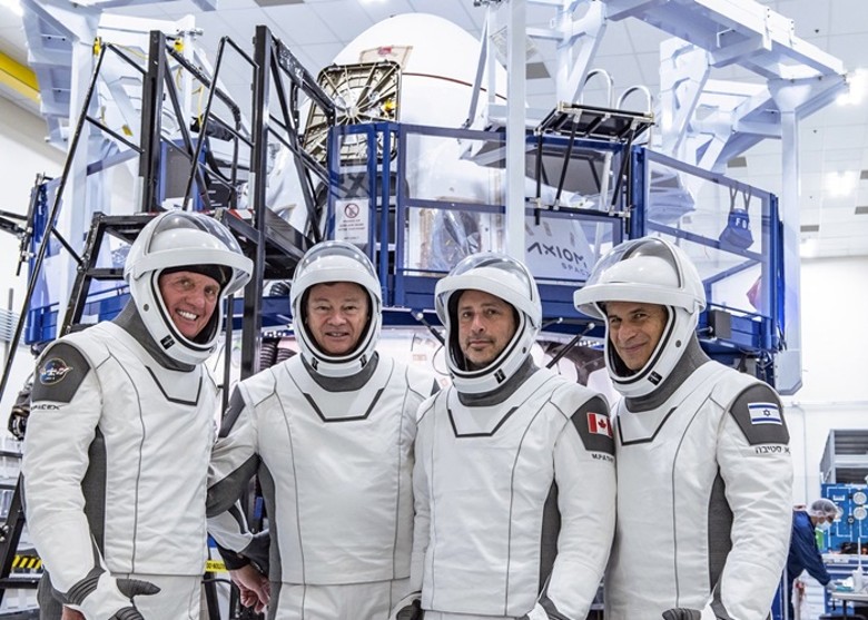 （左起）康纳、洛佩兹-阿里格利亚、帕蒂和斯蒂布即将前往国际太空站。