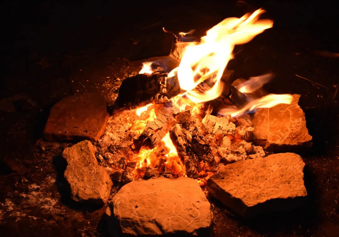 1.5万年前的古人类在夜间围绕火堆进行艺术创作