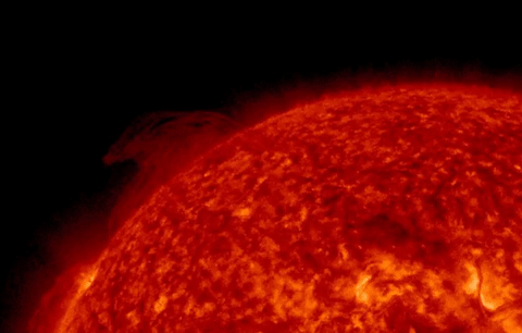 美国宇航局NASA太阳动力学天文台SDO捕捉到太阳爆发 产生明亮的日冕物质抛射