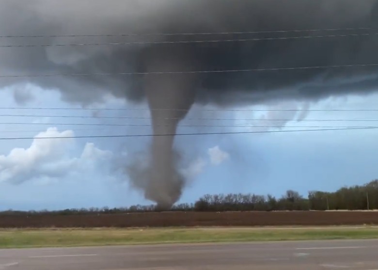 美国堪萨斯州遭受龙卷风吹袭