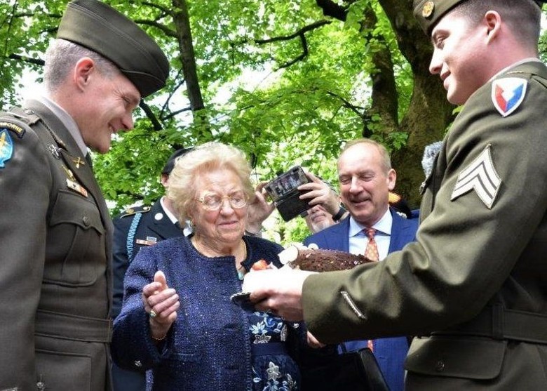 意大利老妇获美军庆生 补偿二战失窃蛋糕