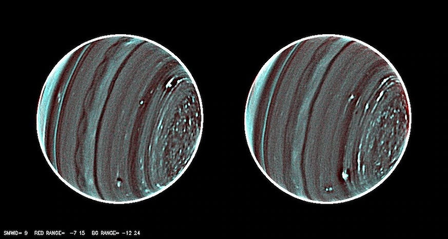 这两张天王星的影像是由位于夏威夷的凯克二号（Keck II）望远镜所拍摄，从中可以看到这颗行星神秘大气的细节。天王星的北极（图中右侧）呈现出一大群类似风暴的特征