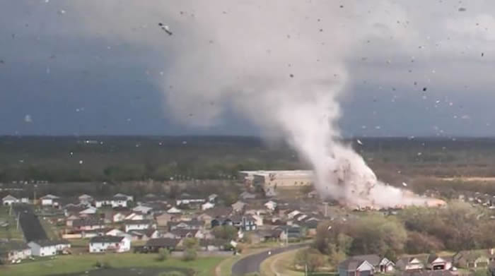 美国堪萨斯州出现巨型龙卷风 3名气象学系学生开车前往“追风”发生车祸惨死