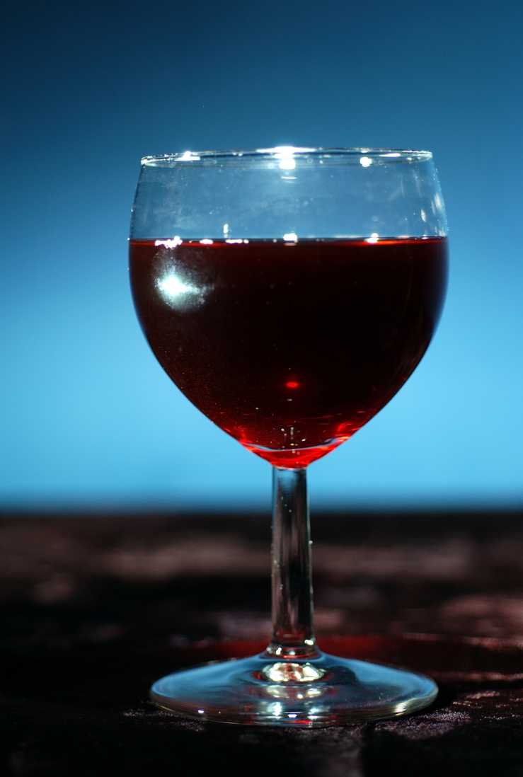 如果实在要喝酒就喝葡萄酒 最好不要喝啤酒和烈酒