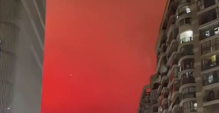 福建省福州市晚间天空出现“血色天光” 气象局：渔船灯光所致