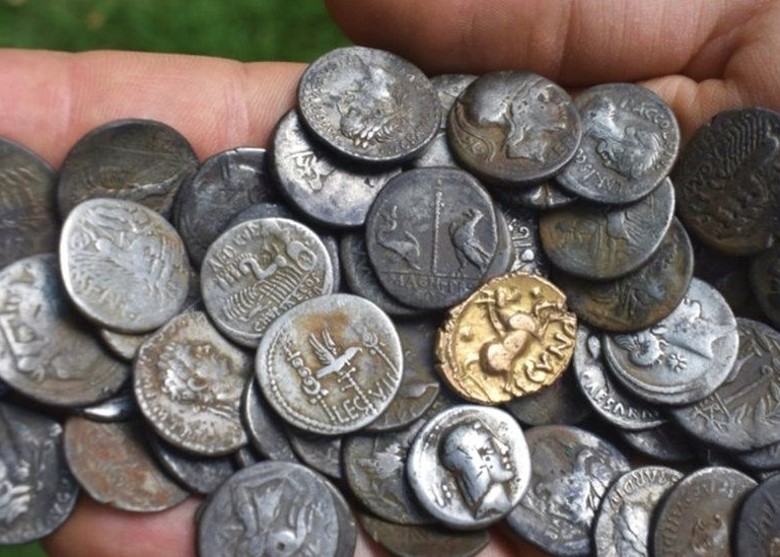 英国萨福克郡男子用金属探测器发现748枚罗马和铁器时代的金币和银币