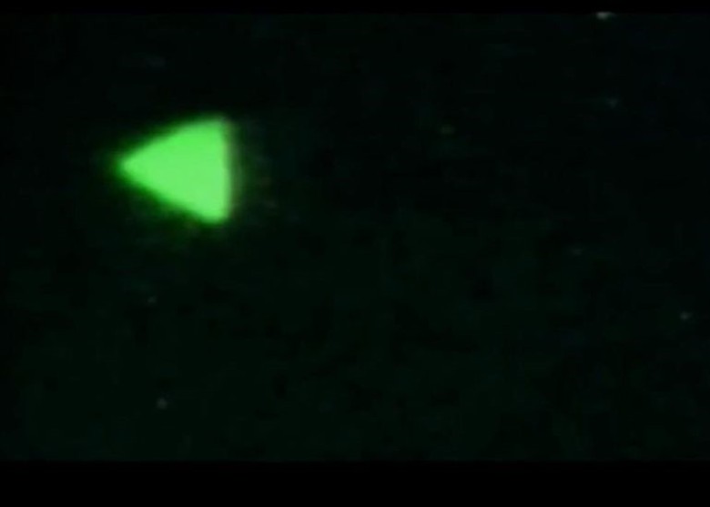 军方相信画面中的三角形物体是光通过夜视镜的视觉伪影