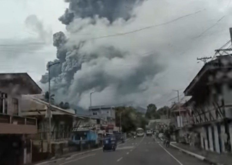 菲律宾吕宋岛南部的布卢桑火山喷发蒸气 火山灰冲上1000米高空