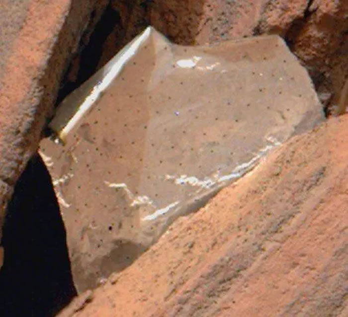 NASA“毅力号”在火星岩石上发现闪亮箔片