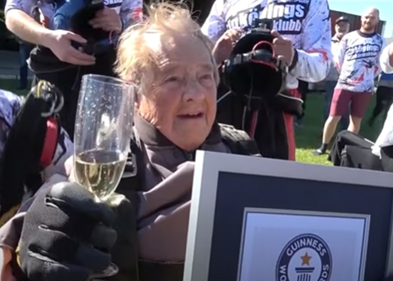 瑞典103岁女人瑞跳伞创全球女性纪录
