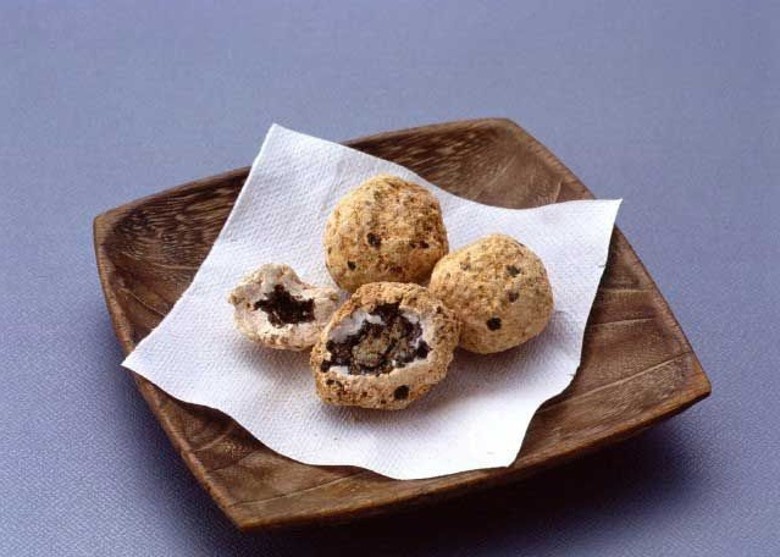 日本静冈县富士宫市奇石博物馆奇石展览吸引游人 外形似甜品美食