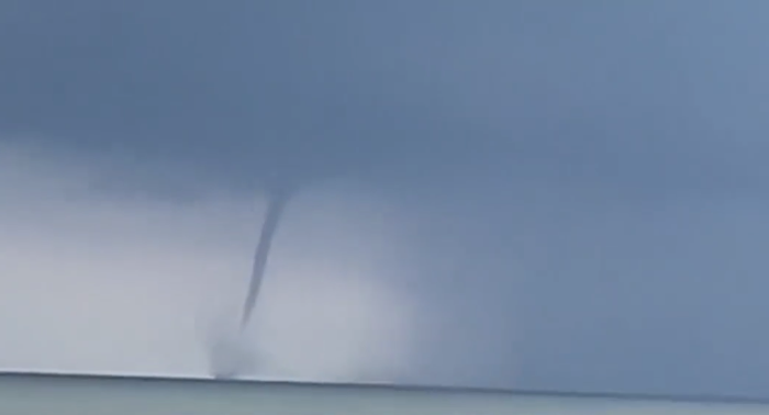 广东省湛江市吴川市吉兆湾附近海面出现“龙吸水”奇观