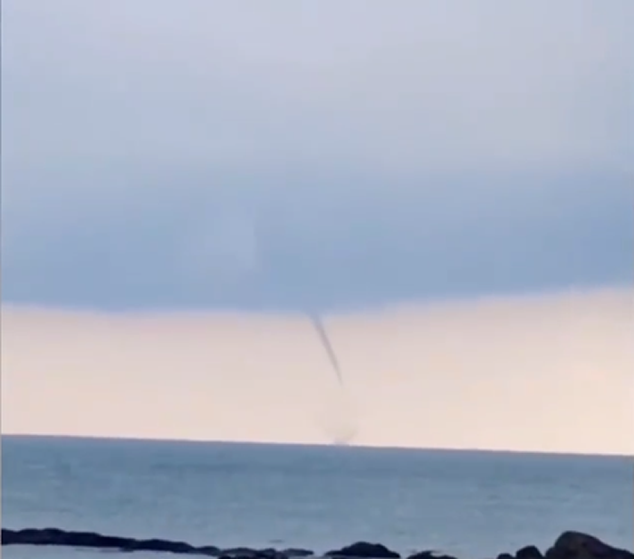 广东省湛江市吴川市吉兆湾附近海面出现“龙吸水”奇观