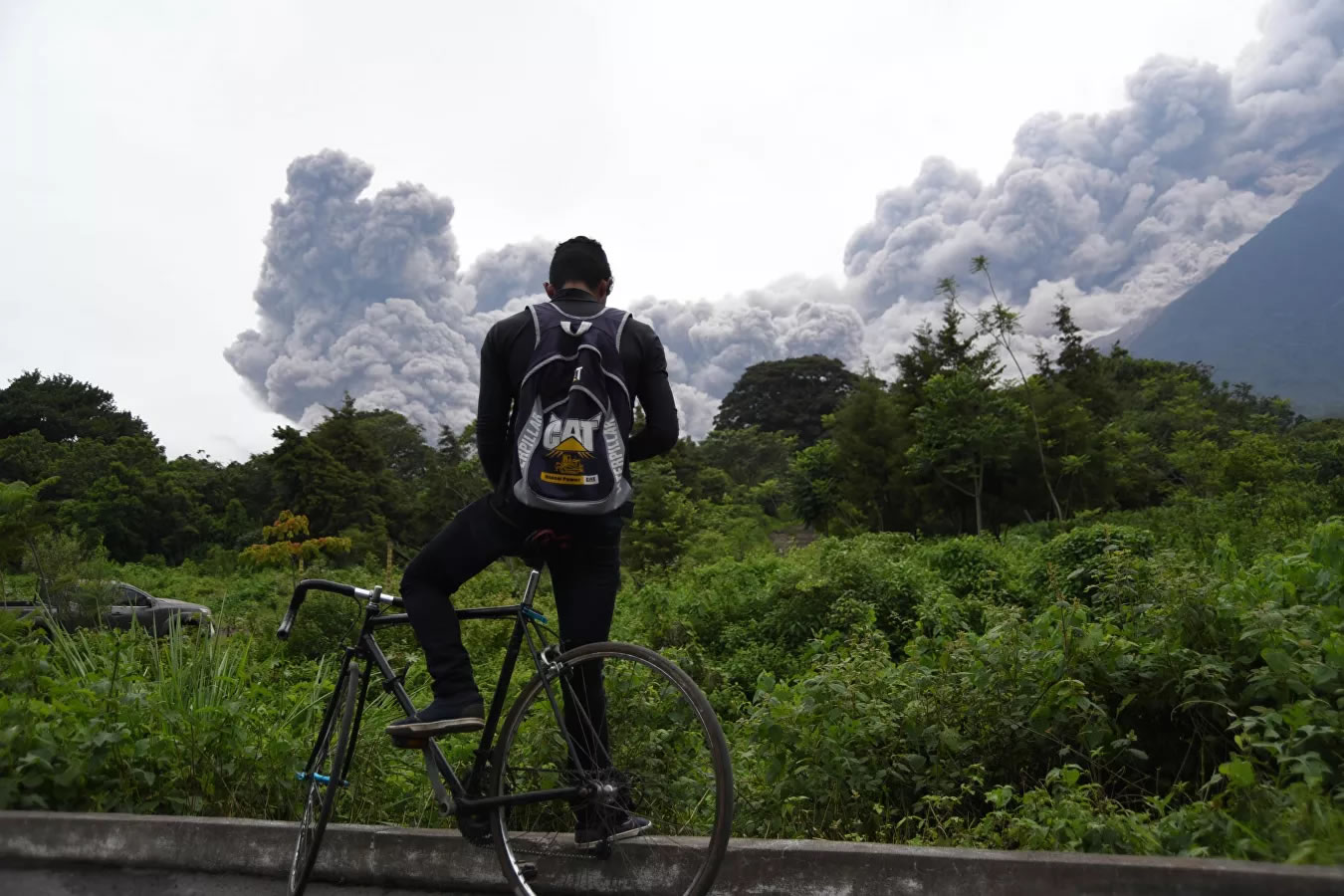 危地马拉富埃戈火山再次开始强烈喷发