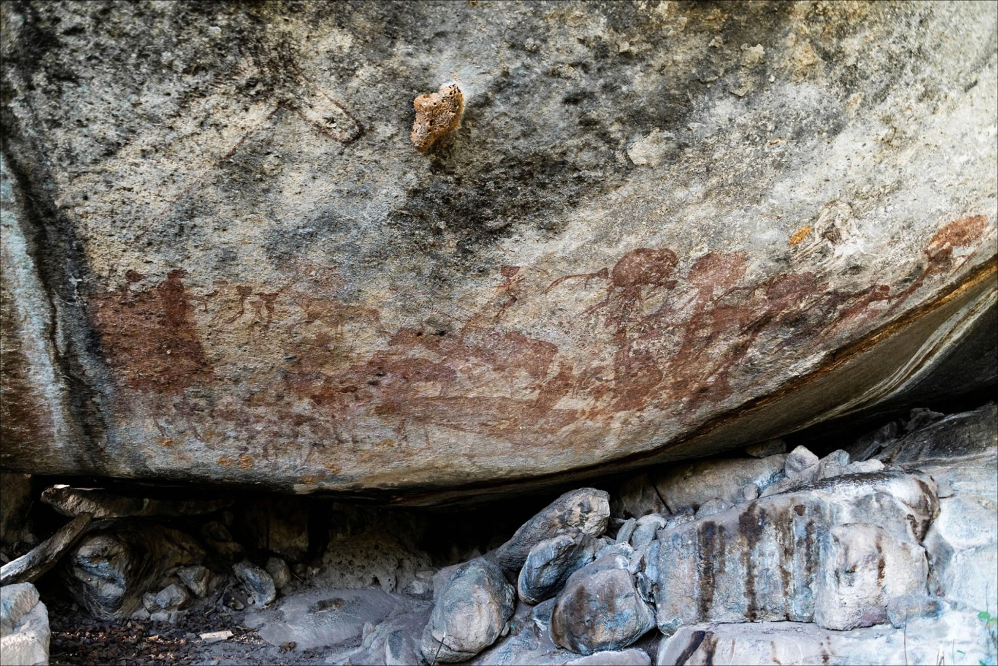 研究揭示坦桑尼亚几千年前画在洞穴壁画上的“外星人”形象