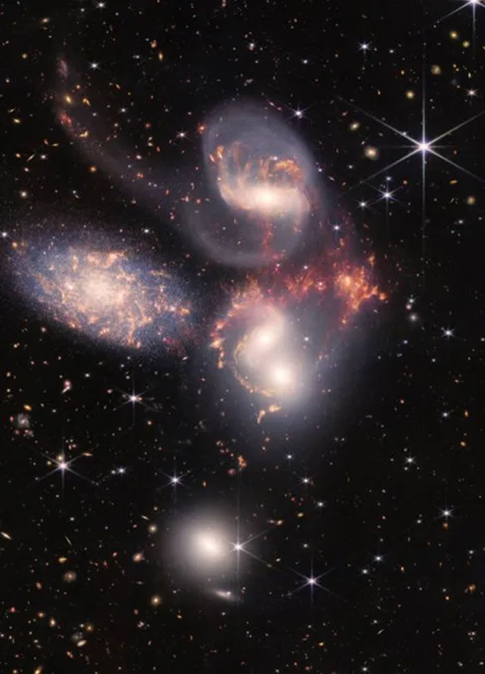 为何詹姆斯·韦伯太空望远镜(上)拍摄星星衍射光线是8条 而哈勃(下)是4条?