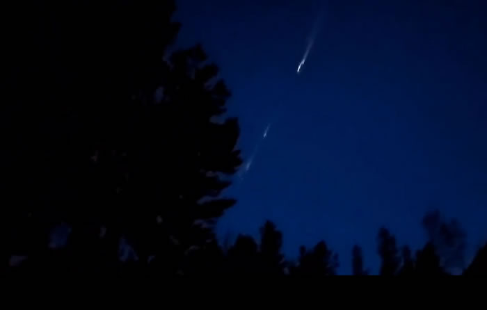 美国蒙大拿州夜空出现火红条纹 可能是由俄罗斯火箭燃料箱引起
