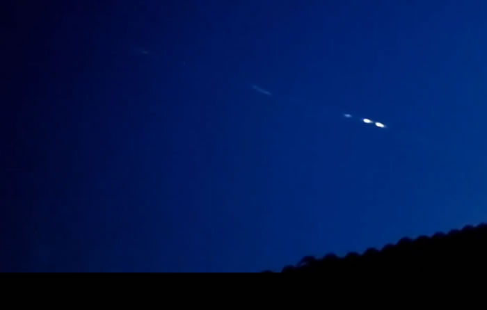 美国蒙大拿州夜空出现火红条纹 可能是由俄罗斯火箭燃料箱引起