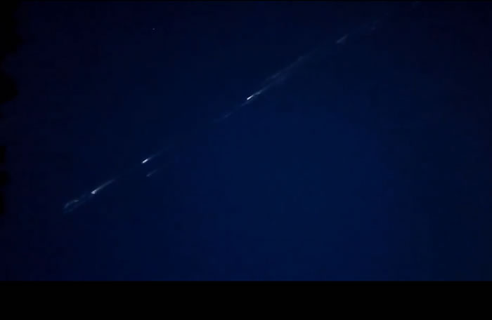 美国蒙大拿州夜空出现火红条纹 可能是由俄罗斯火箭燃料箱引起