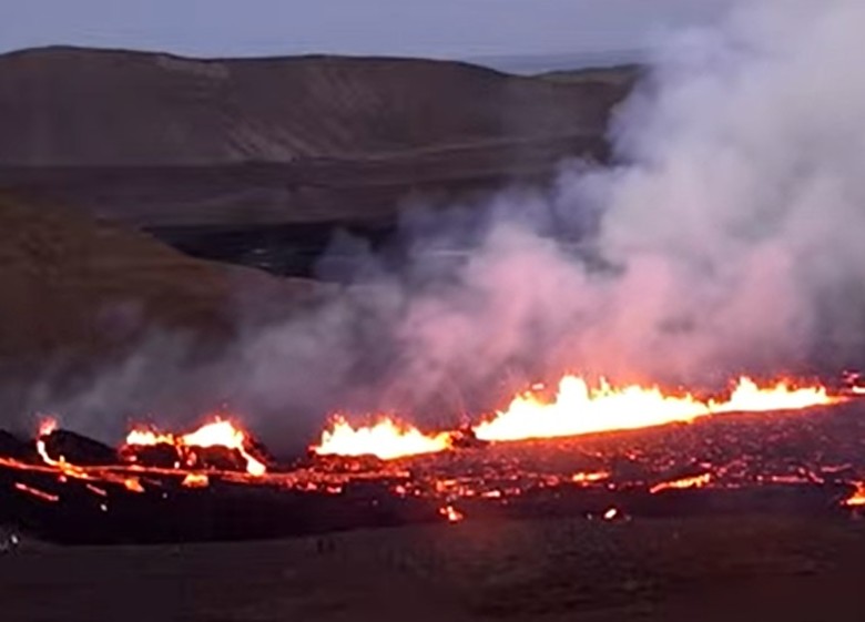 冰岛西南部雷克雅内斯半岛一座火山喷发