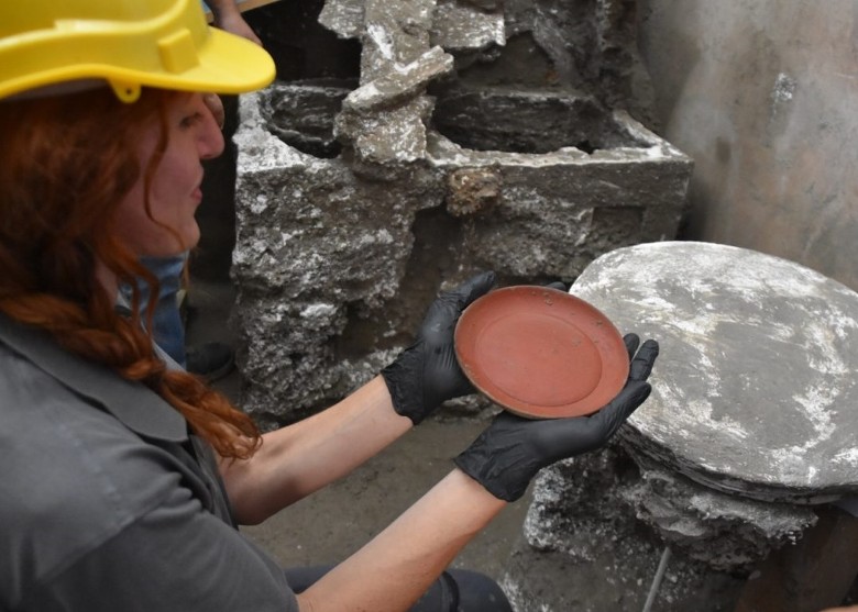 庞贝古城遗迹出土玻璃制品 刻画当时中产阶级生活