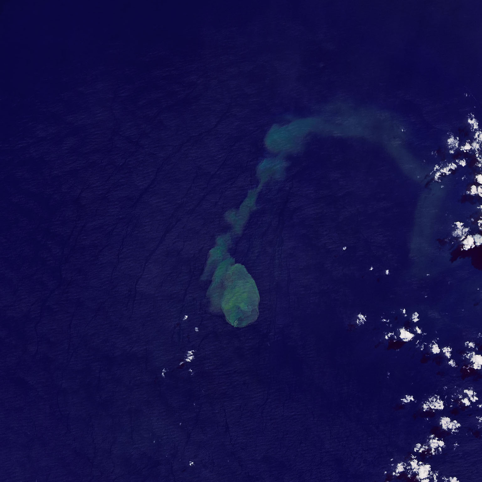 NASA卫星从太空中拍摄到“鲨鱼火山”喷发