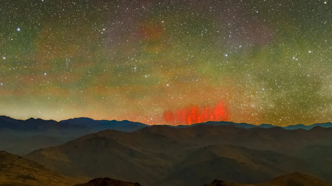 天文学家Zdenek Bardon在智利的La Silla天文台拍摄到罕见“红色精灵”闪电