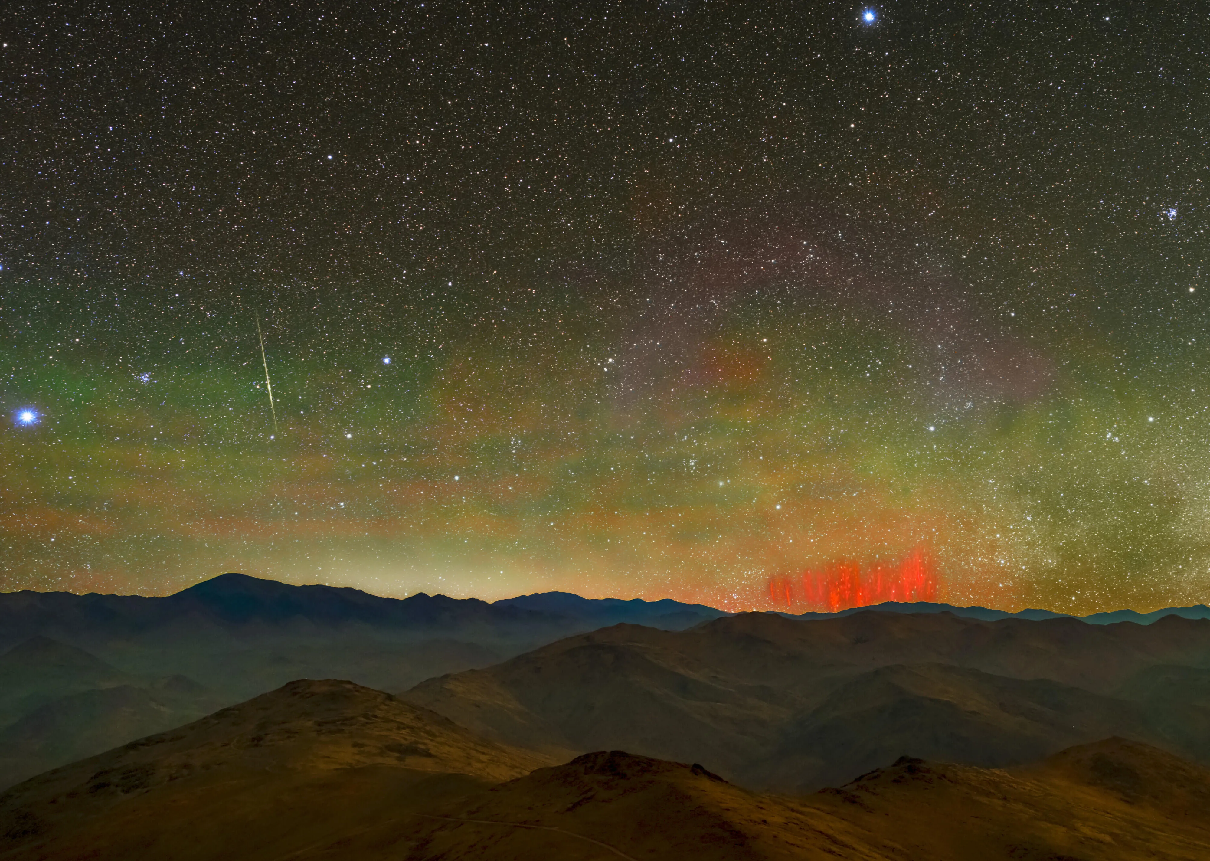 天文学家Zdenek Bardon在智利的La Silla天文台拍摄到罕见“红色精灵”闪电