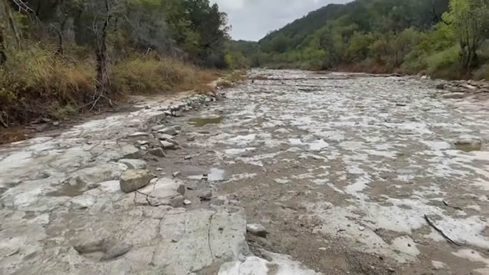 美国得克萨斯州大旱 恐龙谷州立公园1.13亿年前恐龙足迹化石重见天日