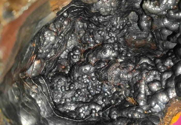 泰国男子梦中偶遇美女后 在圣地发现传说中罕见的神秘液态金属镍莱