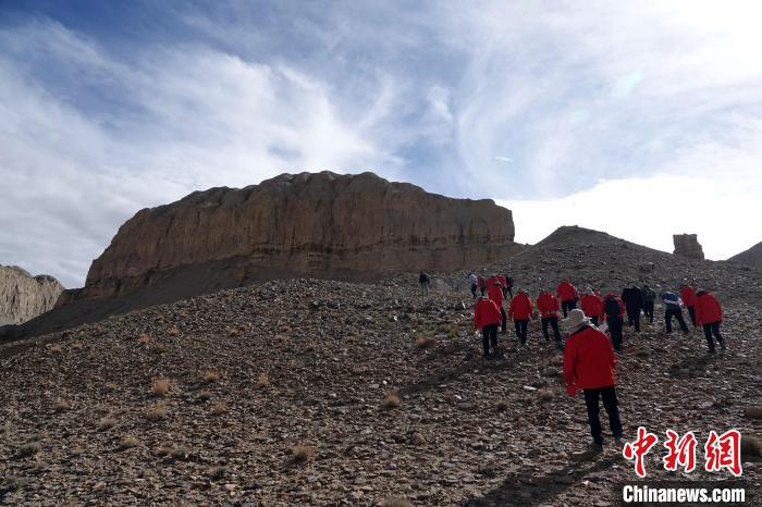 8月上旬,中国第二次青藏科考“人类活动历史及其影响”分队在格布赛鲁遗址实地调研开展综合科学考察。中新社记者 孙自法 摄