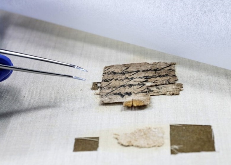 流落民间半世纪多的2700年前犹太王国纸莎草文书碎片送返以色列古物管理局收藏
