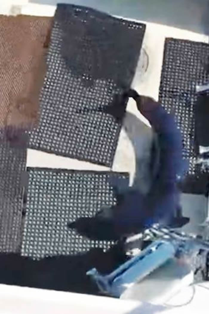 美国缅因州渔船出海 巨大鲨鱼水中冒出跳到船上撞到渔夫