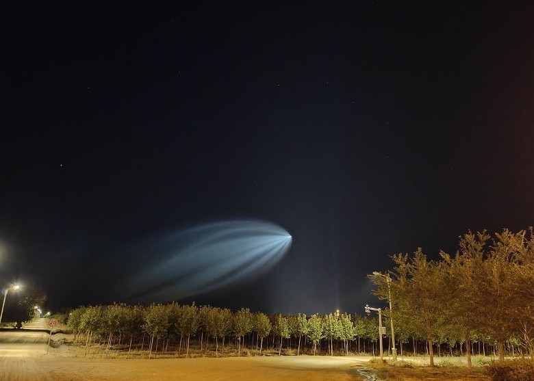UFO？新疆多地夜空出现不明飞行物