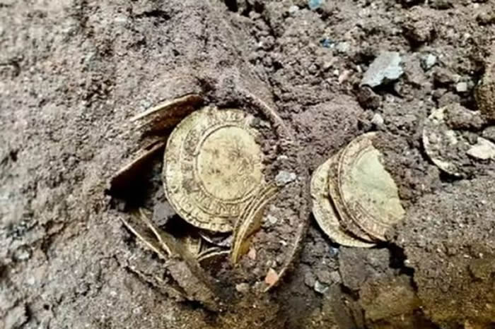 英国北约克郡一对夫妇翻修老旧房屋发现陶罐 里面装满264枚古老金币
