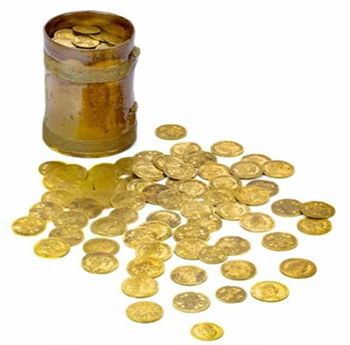 英国北约克郡一对夫妇翻修老旧房屋发现陶罐 里面装满264枚古老金币