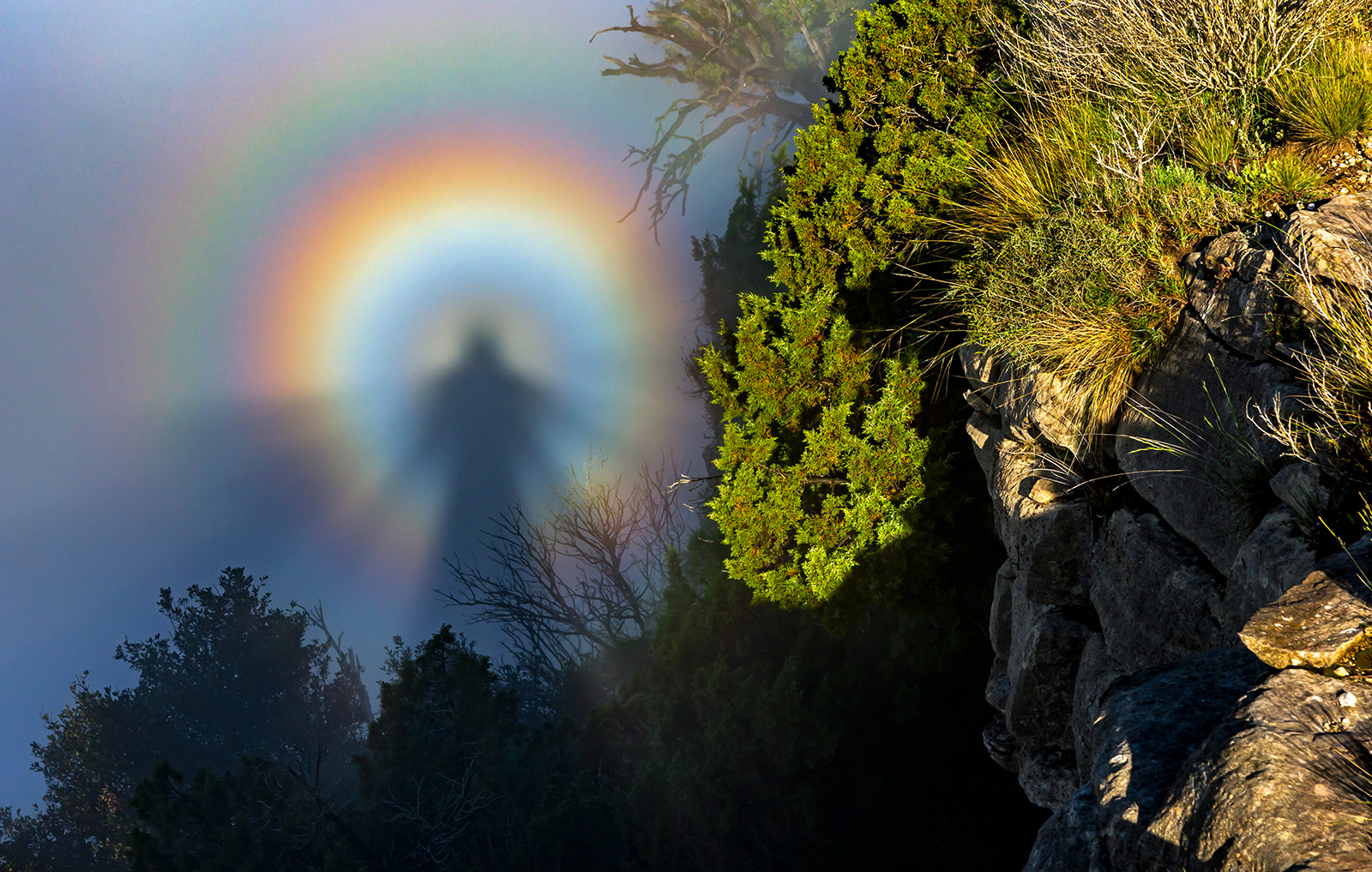 布罗肯奇景：西班牙摄影师Emili Vilamala Benito拍摄的《悬崖下的幽灵》