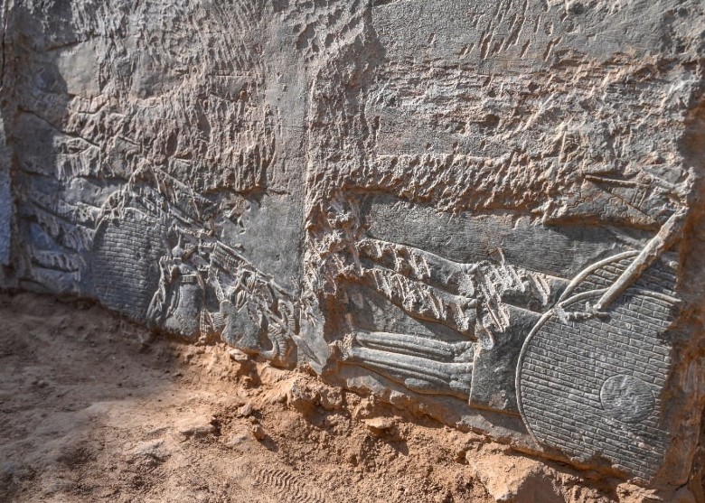 伊拉克北部摩苏尔发现2700年前精美大理石浮雕 属于亚述王国首都尼尼微城的最大城门