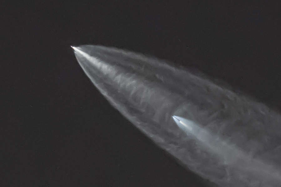 SpaceX“猎鹰9号”火箭在时速8000公里时呈现出令人震惊的视觉效果