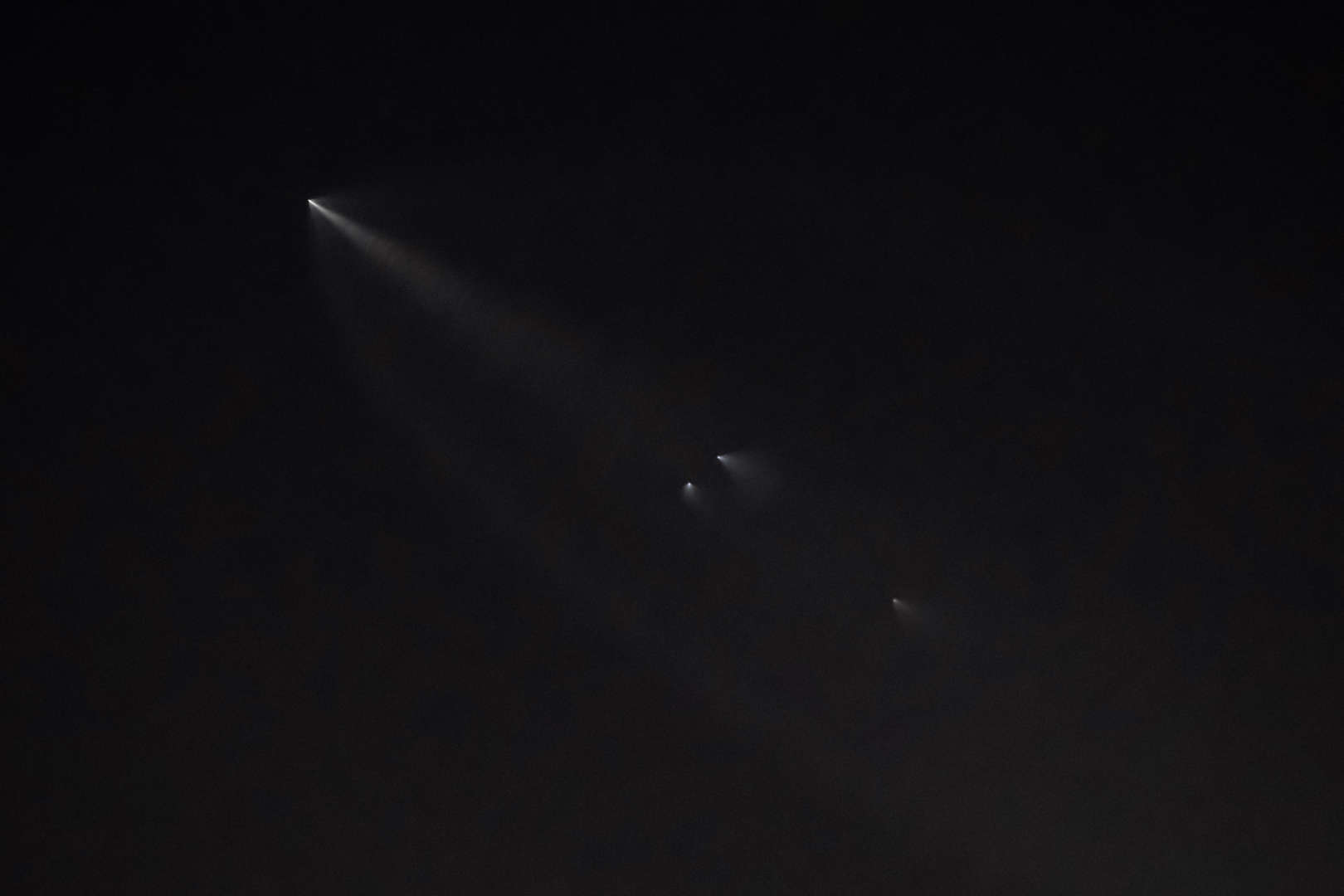 SpaceX“猎鹰9号”火箭在时速8000公里时呈现出令人震惊的视觉效果