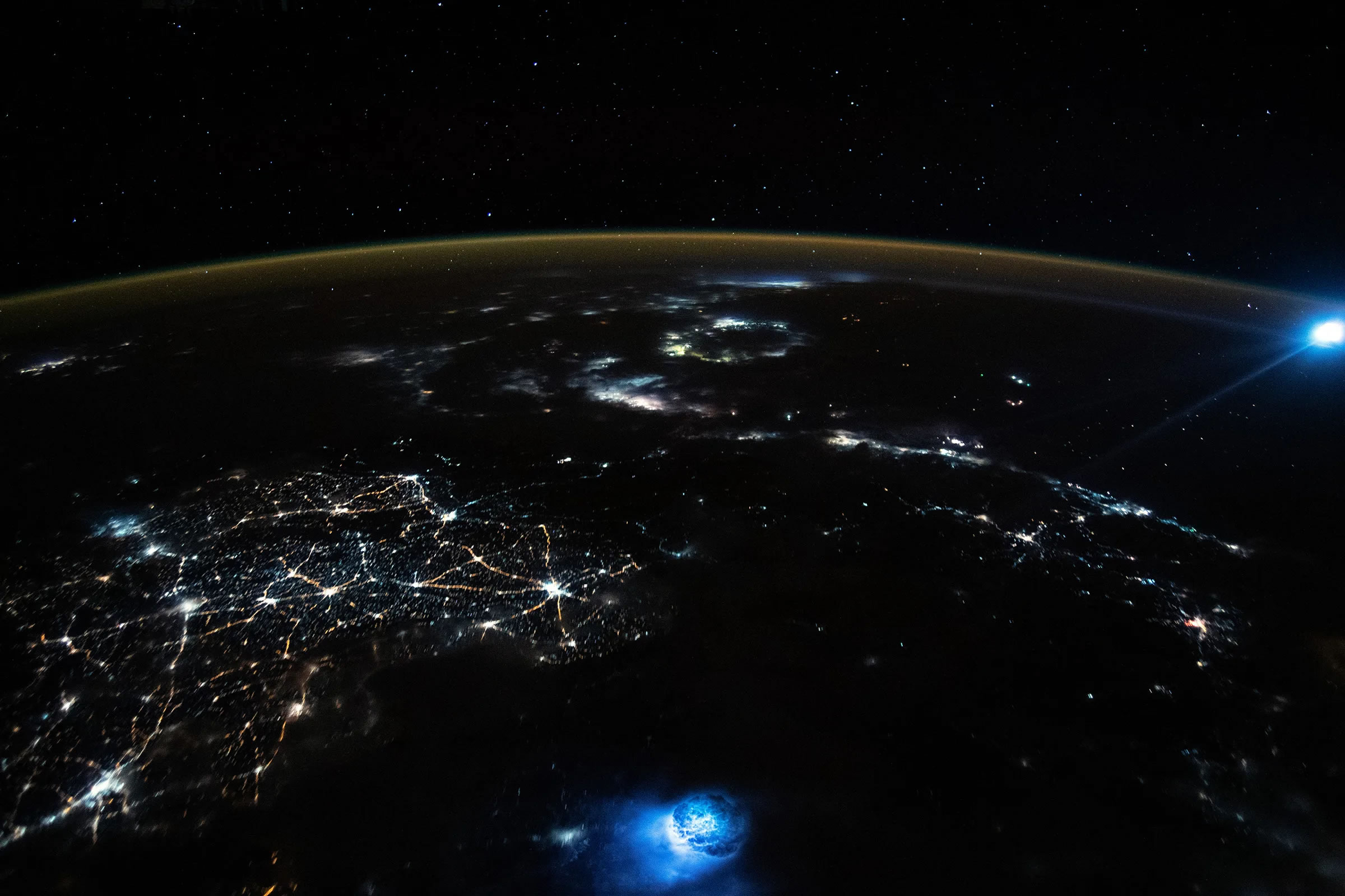 国际空间站(ISS)宇航员捕捉到地球上空神秘的蓝色球体
